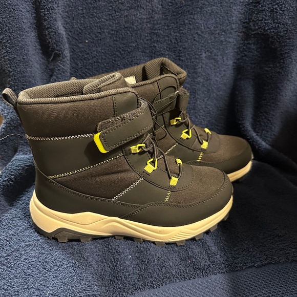 Thermolite Boys Waterproof Boots Size 4 - Picture 1 of 5